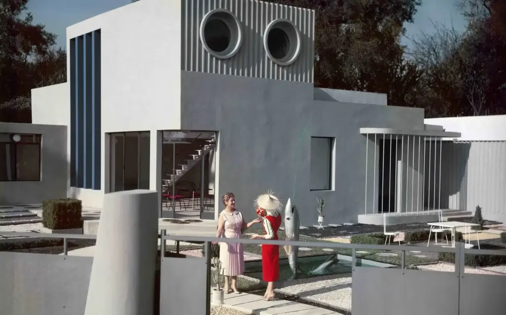 Avuncular Architectures: Queer Futurity and Life Economies
